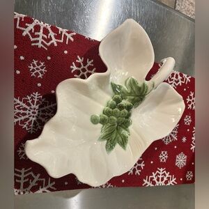 Hull Pottery Tokay Tuscany White Leaf Dish